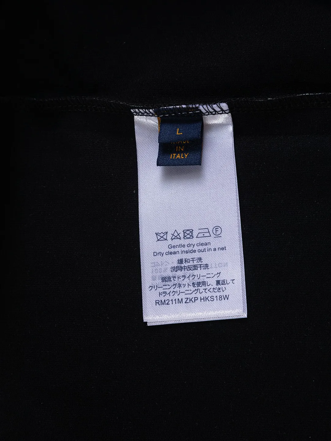 🅿️210 Louis Vuitton Louis Vuitton 1V slightly wide version S-XL 25SS LV new product counter catwalk model, burning clouds all over the print, round neck print, same style for men and women! Short-sleeves are not the same as the general public, but must be unique and eye-catching. This LV short-sleeves is all about quality, comfort, consistent style, fashion, including fabrics and cutting techniques, all of which have been made with great effort! 320 grams of washed pure cotton fabric, pure cotton is breathable, very refreshing and comfortable for daily wear. The rib knitting on the neckline is smooth and tight, and the neckline will not be skewed if you toss it at will. The loose version, you will find that it looks really good on the upper body. The overall is minimalist and neat, super versatile for daily use! Pair it casually with a pair of pants for a youthful look. A T-shirt will make your outfit crazy. It is a fashionable item that can never go wrong! Color: Black White Size: S-XL Size chart: S: Shoulder width 50-Bust 54-Length 70 M: Shoulder width 52-Bust 56.5-Length 72 L: Shoulder width 54-Bust 59-Length 74 XL: Shoulder width 56-Bust 61.5-Length 76